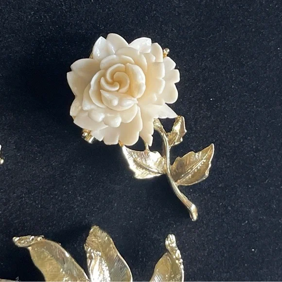Vintage Carved White Roses And Leaves Brooch Set of 3 ~Gold Tone Metal - Picture 2 of 10